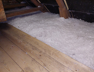 Zateplení stropu rodinného domu pomocí foukané izolace